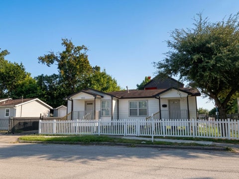Photo of 802 E 33rd Street, Houston, TX 77022 (MLS # 65528704)