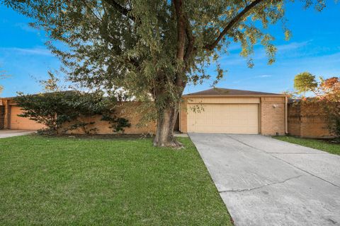 Photo of 2471 Falls Church Drive, Houston, TX 77067 (MLS # 13786984)