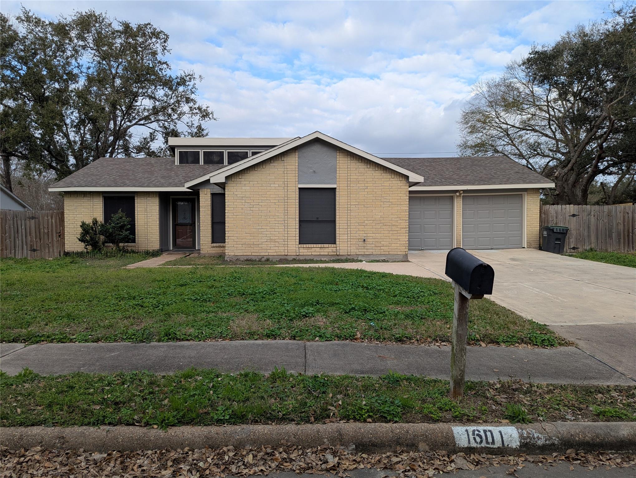 1601 Live Oak Hollow Street