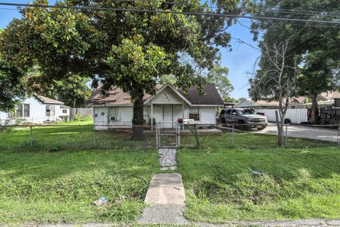 Photo of 7007 Gonzales Street, Houston, TX 77020 (MLS # 93658028)