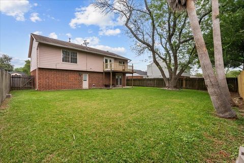 Tiny photo for 430 W Redway Lane W, Houston, TX 77598 (MLS # 4434496)