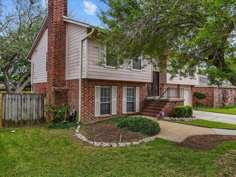 Tiny photo for 430 W Redway Lane W, Houston, TX 77598 (MLS # 4434496)