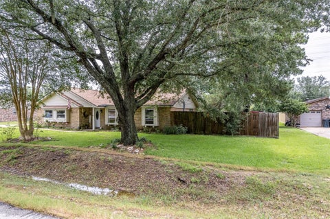 Homes For Sale - 5814 Russell Lane<br/> Baytown, TX 77521