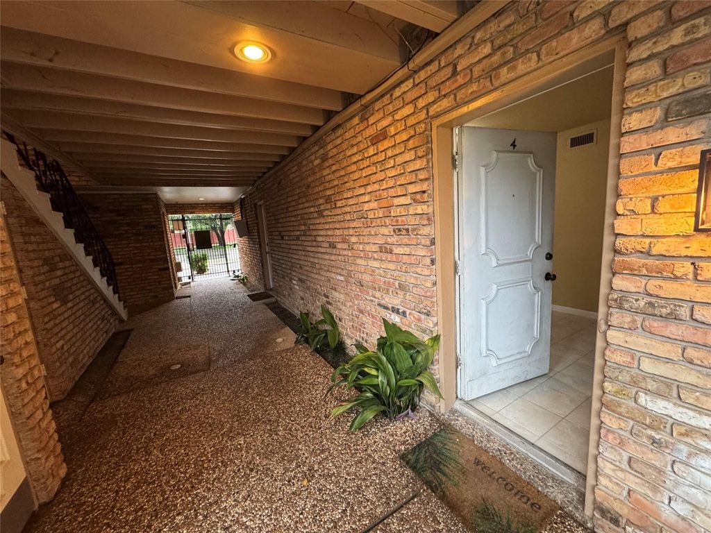 Photo of 5353 Richmond Avenue #4, Houston, TX 77056 (MLS # 3928392)