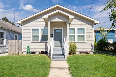 Photo of 7047 Avenue E, Houston, TX 77011 (MLS # 94872457)