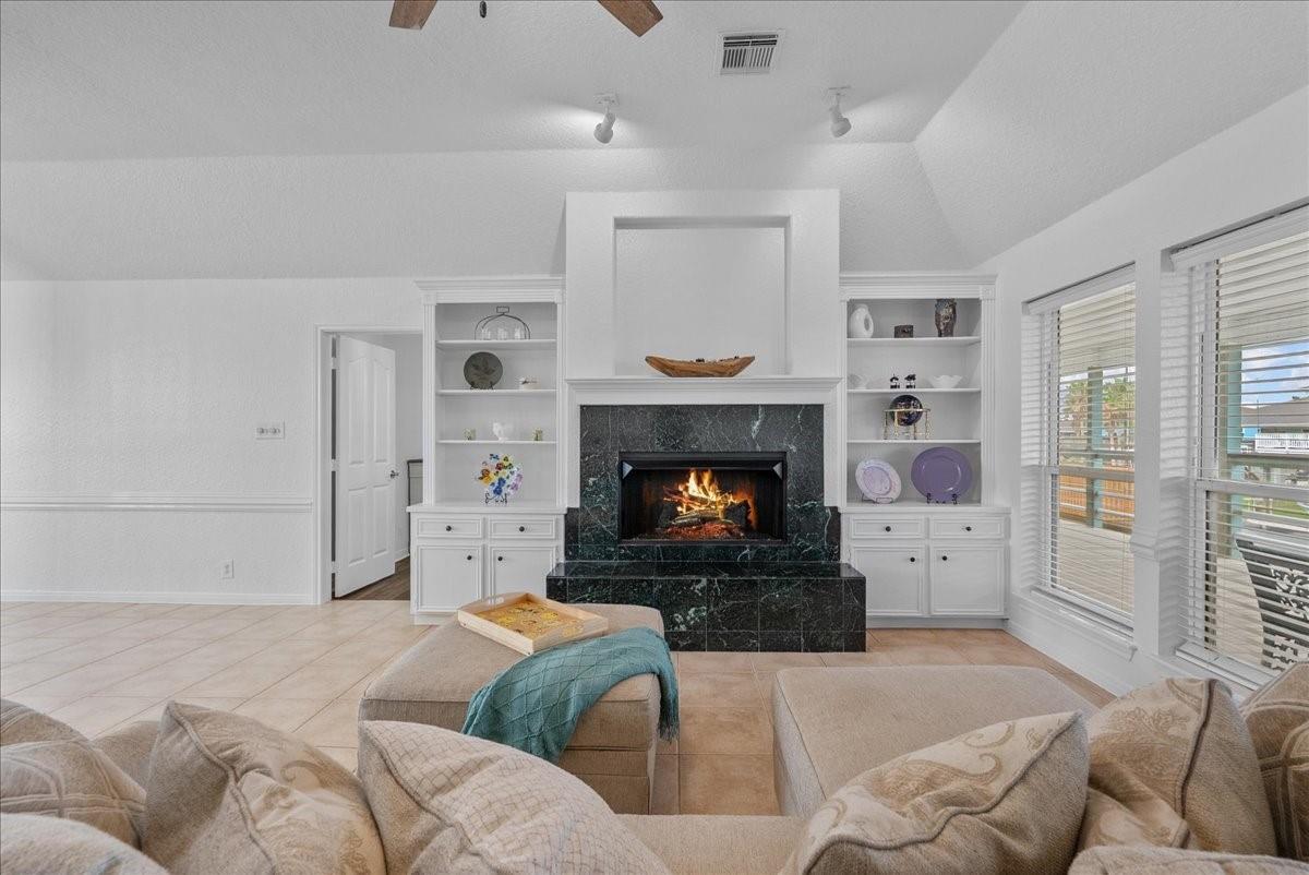 933 Bonita Street