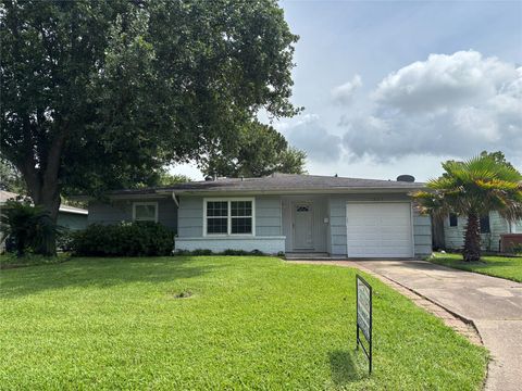 Homes For Sale - 1925 14th Avenue<br/> Galveston County, Texas City, TX 77590