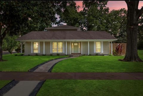 Photo of 5026 Saxon Drive, Houston, TX 77092 (MLS # 52387515)