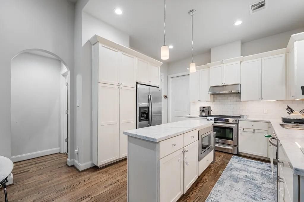 Photo of 3022 Maxroy Street, Houston, TX 77008 (MLS # 88204819)