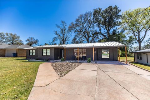 Photo of 505 E Strauss Street, Bellville, TX 77418 (MLS # 86956092)