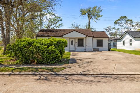 Homes For Sale - 201 Huisache Street<br/> Lake Jackson, TX 77566