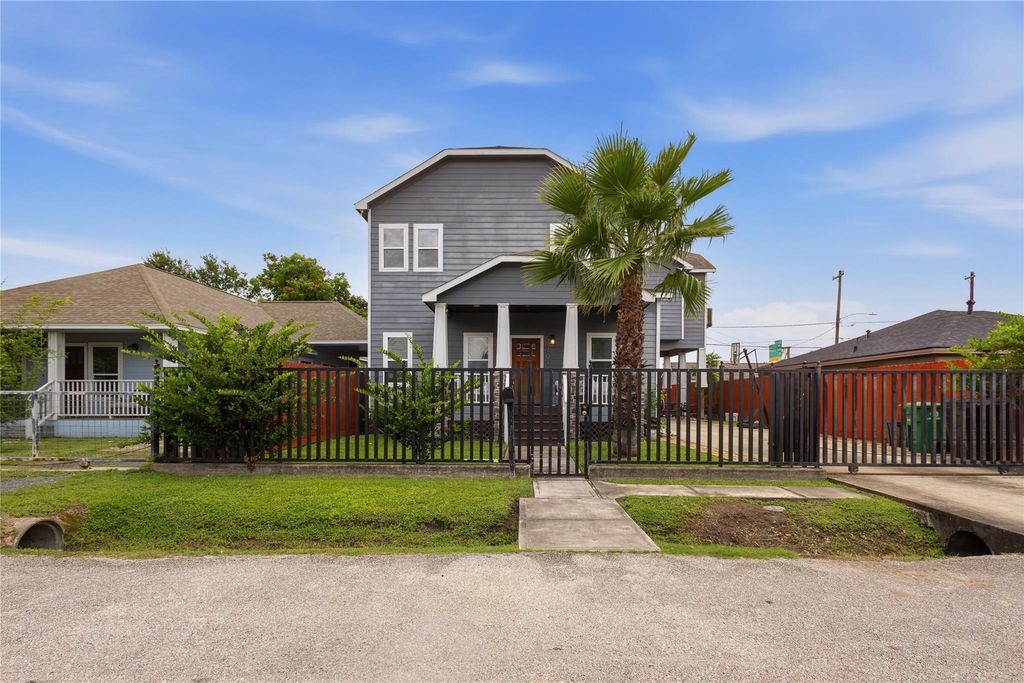 Photo of 704 Vincent Street, Houston, TX 77009 (MLS # 27567458)