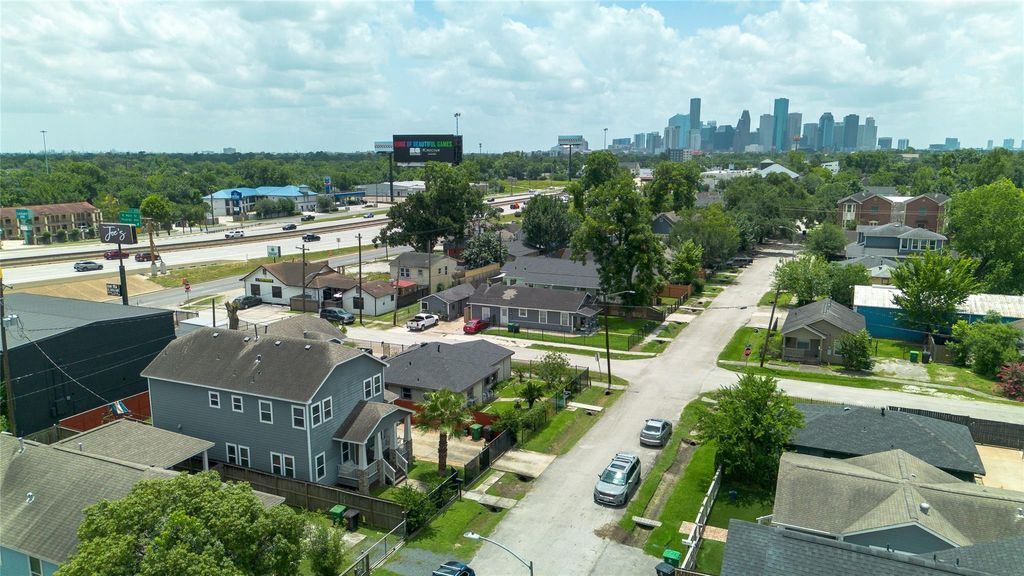 Photo of 704 Vincent Street, Houston, TX 77009 (MLS # 27567458)