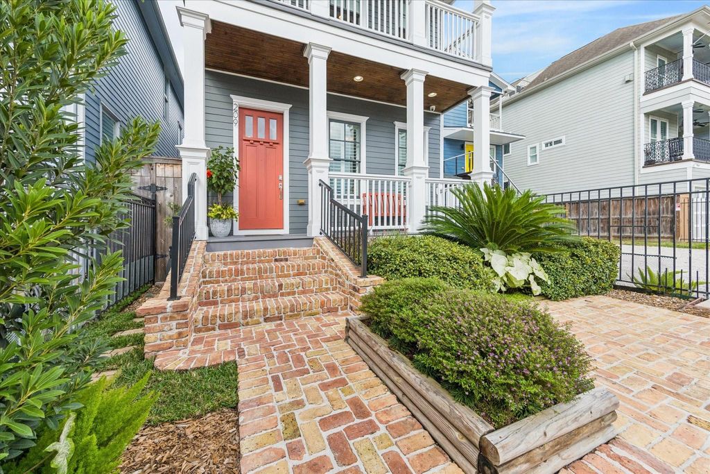 Photo of 209 W 24th Street, Houston, TX 77008 (MLS # 9453155)