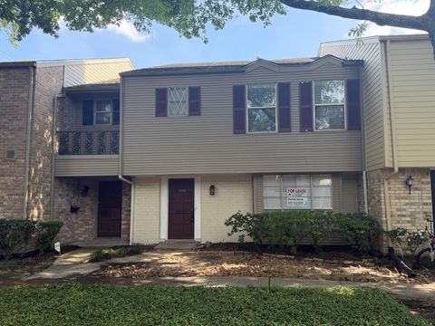 Photo of 12925 Trail Hollow Drive #2925, Houston, TX 77079 (MLS # 12532955)