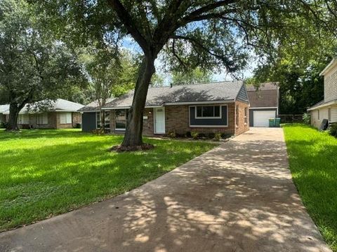 Photo of 1607 W Houston Dr DR, La Marque, TX 77568 (MLS # 88469864)
