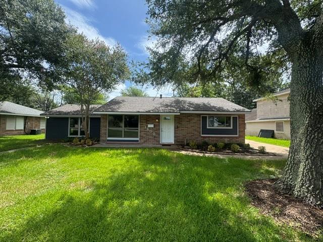 1607 W Houston Dr