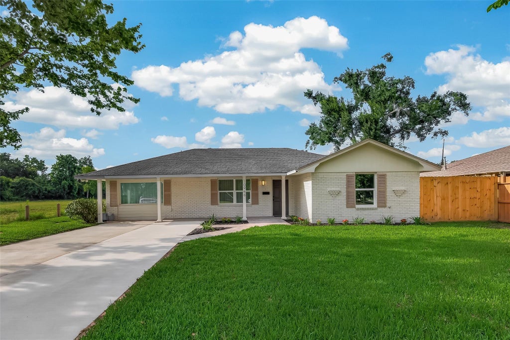 Photo of 10966 Shadow Wood Dr DR, Houston, TX 77043 (MLS # 12334738)