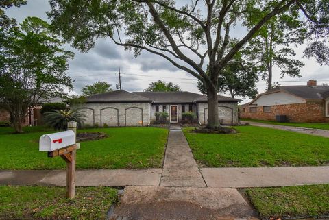 Homes For Sale - 12622 Advance Drive<br/> Houston, TX 77065