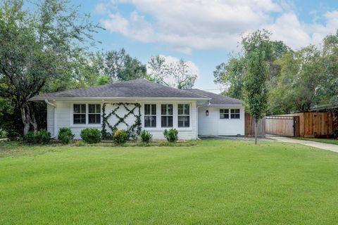 Photo of 3511 Broadmead Drive, Houston, TX 77025 (MLS # 9598714)