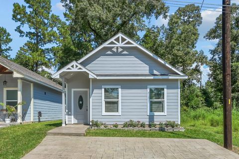 Photo of 837 Queenswood, Montgomery, TX 77316 (MLS # 30994521)