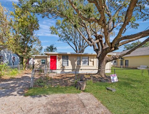 Photo of 741 Vine Street, Clute, TX 77531 (MLS # 33579335)