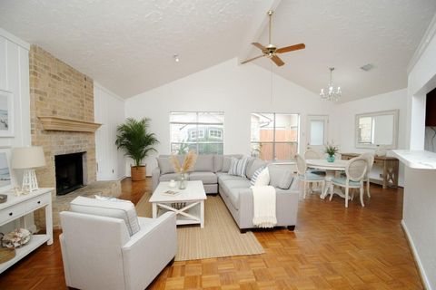 Photo of 16311 La Luna Drive, Houston, TX 77083 (MLS # 38667314)