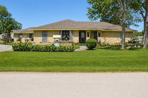 Photo of 206 Riverside Street, Highlands, TX 77562 (MLS # 47800652)