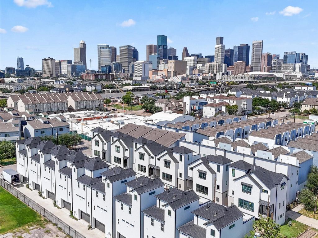 Photo of 2212 Dennis Street, Houston, TX 77004 (MLS # 93027896)