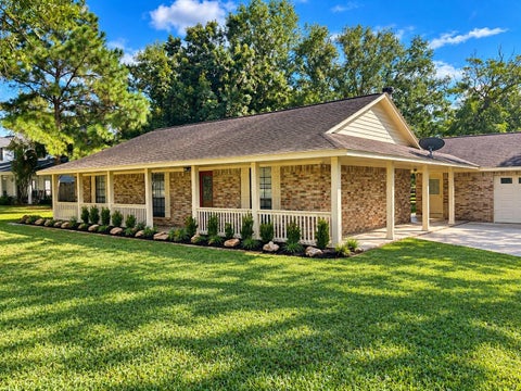 Homes For Sale - 407 Branding Iron Circle<br/> Brazoria County, Angleton, TX 77515