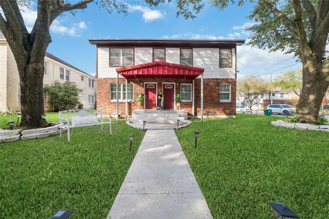 Photo of 1604 W Alabama Street, Houston, TX 77006 (MLS # 87442721)