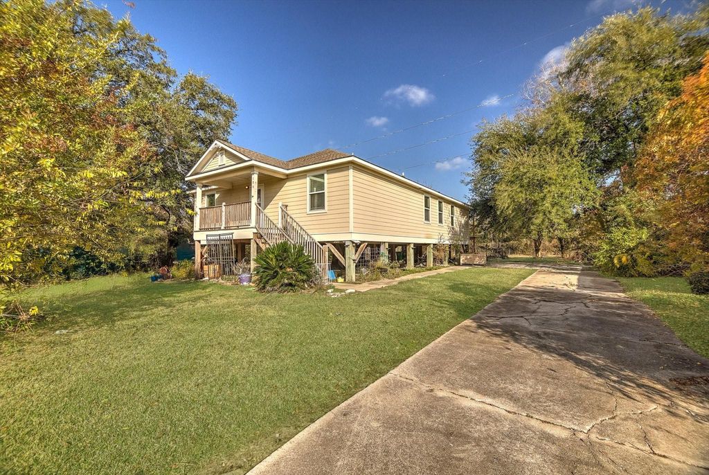 Photo of 104 Macarthur Street, Baytown, TX 77520 (MLS # 95918136)