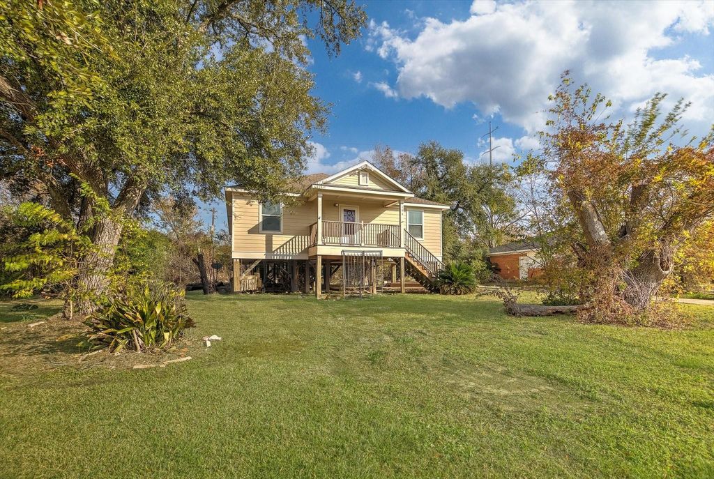Photo of 104 Macarthur Street, Baytown, TX 77520 (MLS # 95918136)