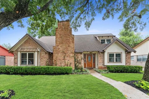 Photo of 9407 Brooding Oak Circle, Houston, TX 77096 (MLS # 36019650)