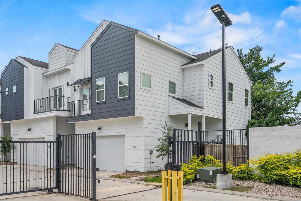 Photo of 104 Tolima Dove Street, Houston, TX 77018 (MLS # 10118836)