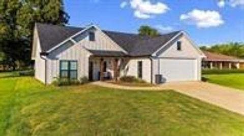 Photo of 205 Edgewater Drive, Livingston, TX 77351 (MLS # 67846348)
