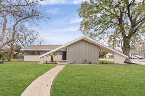 Photo of 7102 Sharpview Drive, Houston, TX 77074 (MLS # 92223368)