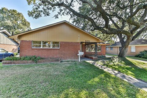 Photo of 5231 Willowbend Boulevard, Houston, TX 77096 (MLS # 19328465)