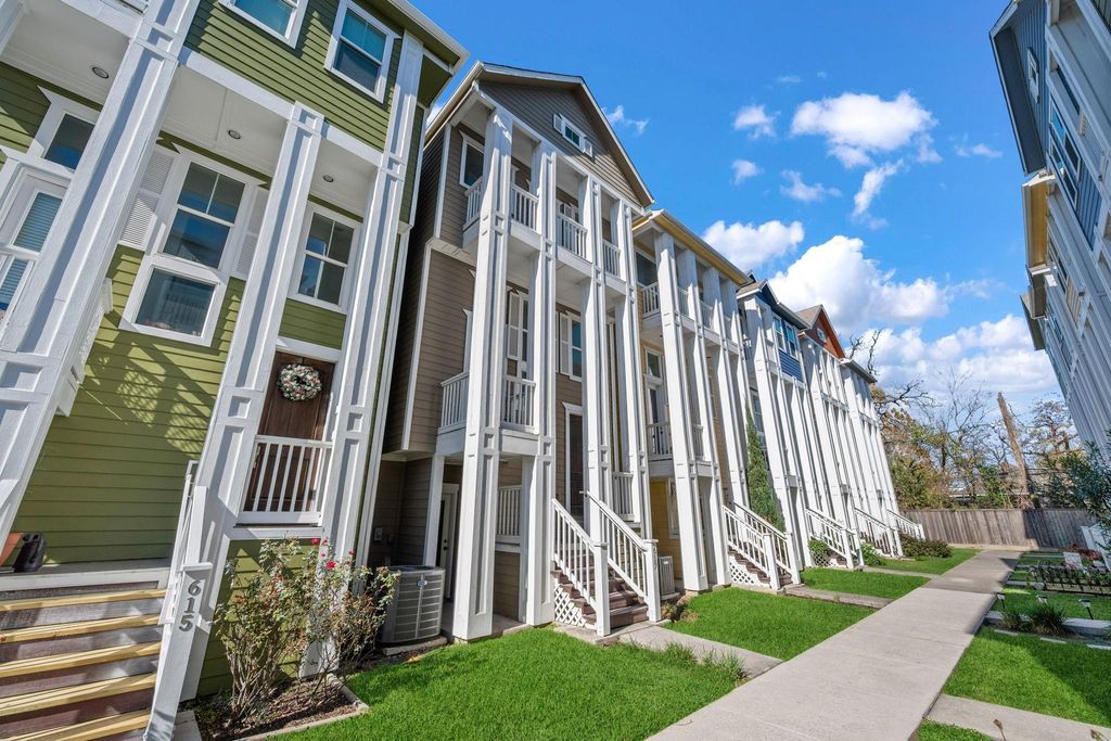 Photo of 617 W 24th Street, Houston, TX 77008 (MLS # 6888580)