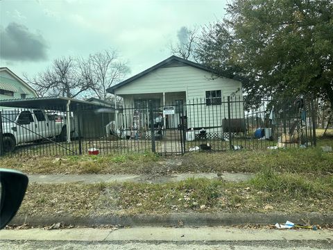 Photo of 4704 Stonewall Street, Houston, TX 77020 (MLS # 34396824)