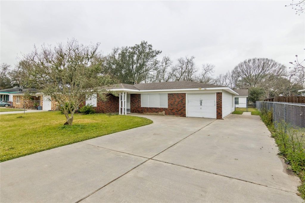 Photo of 7502 Matranga Street, Hitchcock, TX 77563 (MLS # 32436618)