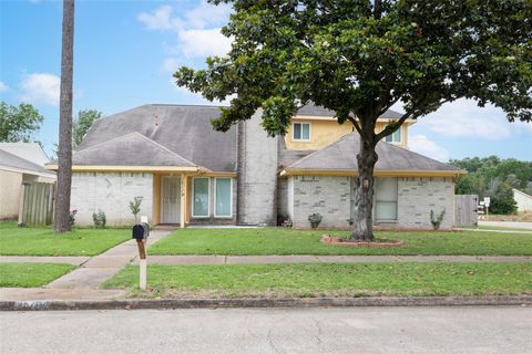 Photo of 15119 Plaza Libre Drive, Houston, TX 77083 (MLS # 82463264)