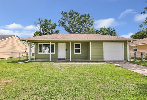 Photo of 708 N Circle Drive, Baytown, TX 77520 (MLS # 57710544)