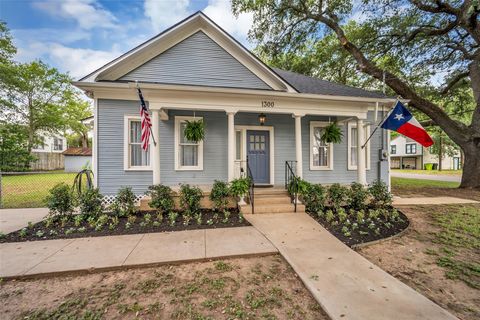 Homes For Sale - 1300 7th Street<br/> Rosenberg, TX 77471