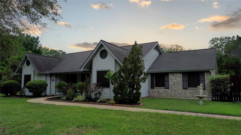Photo of 5018 Starboard Lane, Dickinson, TX 77539 (MLS # 92310571)