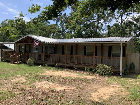 Photo of 161 Oakdale Drive, Huntsville, TX 77320 (MLS # 21150018)