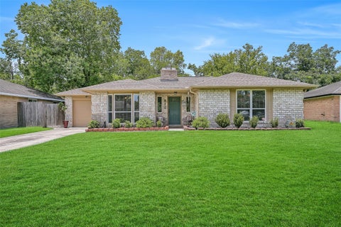 Photo of 512 Castlelake Drive, Friendswood, TX 77546 (MLS # 46489092)