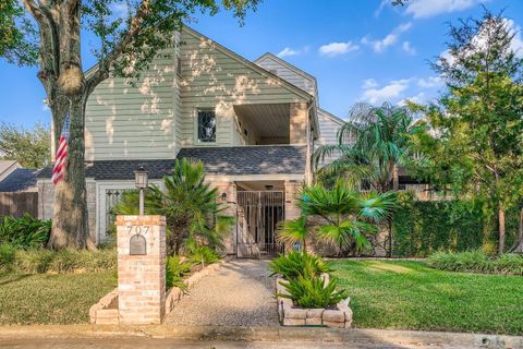 Photo of 707 Queensmill Court, Houston, TX 77079 (MLS # 62739725)