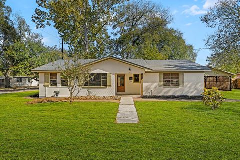 Photo of 703 Austin Street, Columbus, TX 78934 (MLS # 67731673)