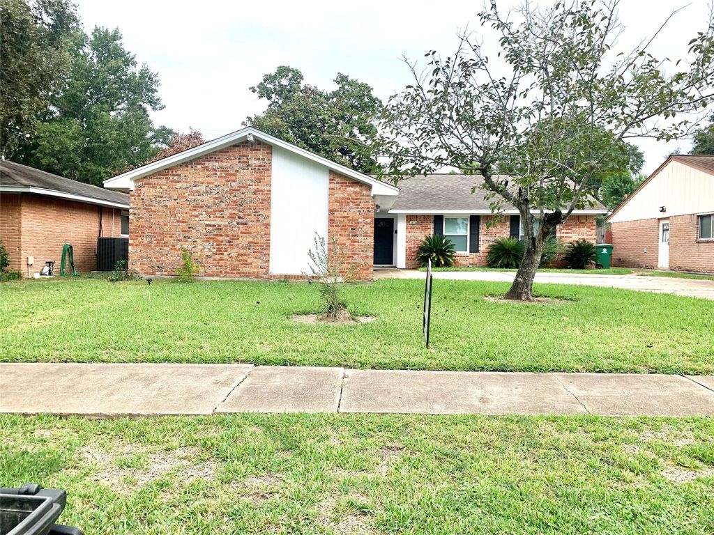 Photo of 7414 Carew Street, Houston, TX 77074 (MLS # 10405909)